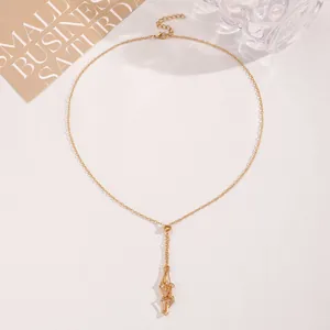 Verstellbare goldene Netzkette mit minimalistisch geometrisch überlappenden Anhängern