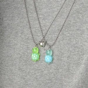Detail des Magnet-Herzverschlusses, der zwei leuchtende Harz-Schildkröten-Anhänger verbindet