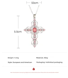 Détail du pendentif croix en cristal rose avec hauteur de 5,5cm et design en alliage