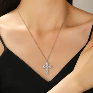Detail der Kreuzanhänger-Halskette mit Zirkonia-Mikropavé auf Silberkette