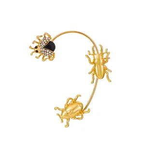 Goldene Insekten-Ohrklemme mit Kristall-Marienkäfer und glänzenden Käfer-Anhängern