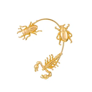 Goldene Ohrmanschette mit Insekten-Motiven wie Käfer und Skorpion, polierte Optik
