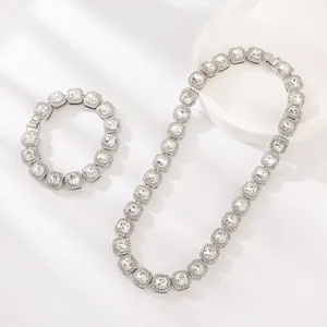 Detailansicht von Halskette und Armband-Set mit quadratischem Zirkon in Halo-Design