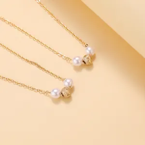 Elegante collana d'oro con perle minimaliste e perline di metallo testurizzate chic
