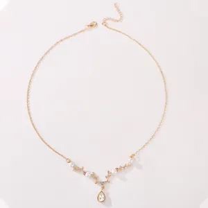 Collana corna di cervo dorata con ciondolo a goccia in pietra di luna e perle bianche