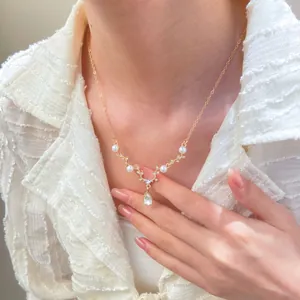 Elegante collana dorata con zircone a goccia d'acqua, design a corna di cervo e perle