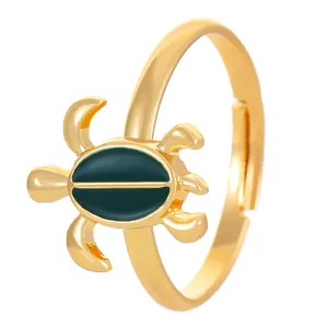 Dettaglio macro dell'anello a tartaruga dorata con smalto verde scuro e fascia regolabile