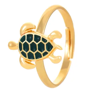 Dettaglio dell'anello tartaruga dorata con guscio in smalto verde e fascia aperta regolabile