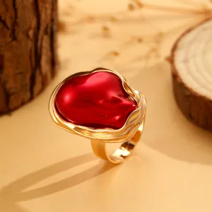 Französischer Barock-Ring mit rotem Edelstein und goldenem, gehämmertem Ringband