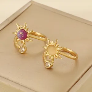 Detailopname van retro zonvormige verstelbare ringen met paarse en gele inlegstenen