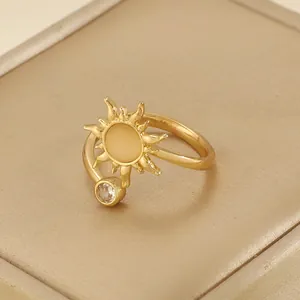 Detail macro-opname van een vintage zonnering met gele edelsteen en gouden afwerking
