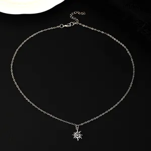 Detail van zilveren zonnehanger ketting met spiraalstructuur en karabijnsluiting op zwart