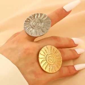 Vista dettagliata di anelli solari bohémien in oro e argento su elegante sfondo di seta
