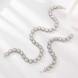 Makroaufnahme von zwei silbernen Tennisarmbändern mit quadratischen Zirkonia-Kristallen