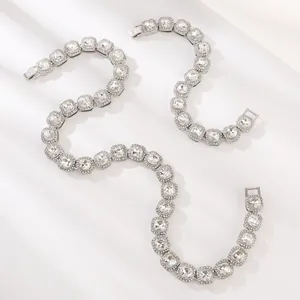 Detail der Silberketten mit quadratischen Zirkonia, Halo-Fassung und Faltverschluss für Damen