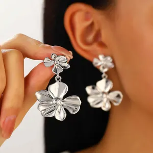 Pendientes largos de flores vintage plateadas con acabado metálico pulido y estilo audaz