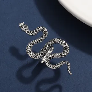 Anillo de serpiente ajustable en plata vintage con texturas de escamas y estilo retro
