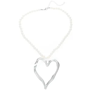Collier de perles élégant avec grand pendentif cœur argenté et nœud en soie blanche