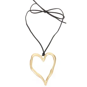Collier minimaliste avec grand pendentif cœur doré texturé et cordon noir élégant