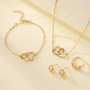 Set di gioielli dorati a doppio cuore con collana di zirconi smeraldo, anello e orecchini