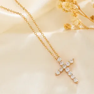 Elegante gouden kruisketting voor dames met sprankelende micro-pave zirkonia kristallen