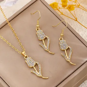 Dettaglio del set di gioielli a tulipano dorato con collana e orecchini eleganti