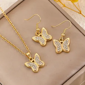 Dettaglio del set di gioielli farfalla dorata con strass bianchi su confezione regalo