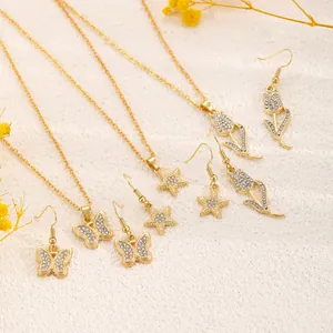 Elegante set di gioielli dorati con ciondoli a farfalla stella e tulipano con strass