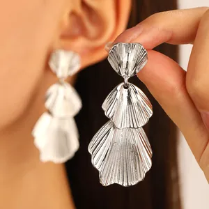 Pendientes de gota de plata de tres capas con textura de hoja de arce y ondas
