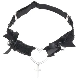 Nahaufnahme von schwarzem Spitzen-Strumpfband mit Herzring, Kreuz und Schleifen
