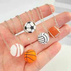 Nahaufnahme von Sportball-Halsketten wie Basketball, Fußball und Baseball in der Hand
