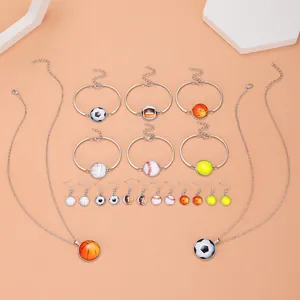 Detail eines Sport-Schmucksets mit Glas-Cabochons mit Fußball- und Basketball-Motiven