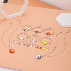 Detailansicht der silbernen Sport-Schmuckkollektion mit verschiedenen Ball-Motiven