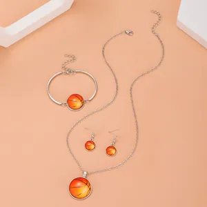 Detailliertes Sport-Schmuckset mit orangefarbenen Basketball-Mustern auf Kette und Ohrringen