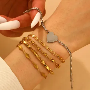 Detail eines 5-teiligen Armband-Sets mit gedrehten Seilketten und einem Herzanhänger