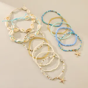 Detalle de un conjunto de tobilleras bohemias con colgantes de estrella de mar