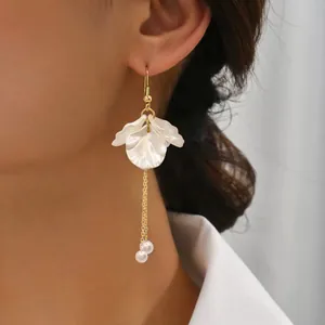 Orecchini pendenti dorati con tripli petali di conchiglia bianchi e perle eleganti