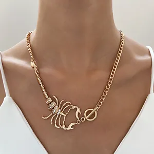 Übertriebene goldene Skorpion-Halskette mit Strasssteinen und grober kubanischer Kette