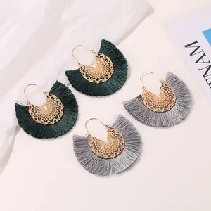 Détails des boucles d'oreilles bohèmes en forme d'éventail avec glands en soie dorée