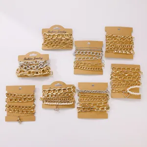 Detailansicht der Legierungs-Armbandsets mit Herzanhängern und Perlen auf Displaykarten