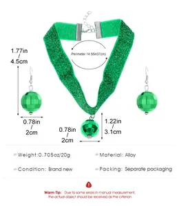 Dettaglio del set choker e orecchini con perline verdi e indicazioni delle misure esatte