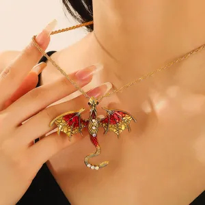 Collana con ciondolo a forma di drago vintage in oro con smalto rosso e strass lucidi