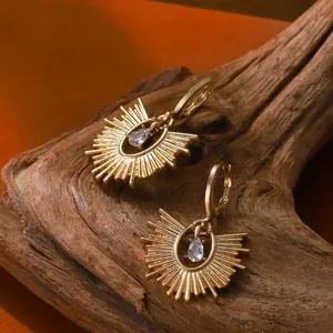 Orecchini a sole dorati con zirconi a goccia e design vintage con intaglio retrò