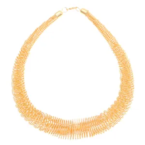 Goldenes Halsband im Feder-Stil mit mehrlagigem Drahtgeflecht und breitem Design