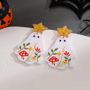 Halloween-Geist-Ohrringe mit Pilzmuster und goldenen Pailletten-Sternen in Nahaufnahme