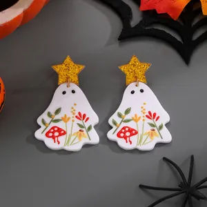 Detailansicht der Halloween-Geisterohrringe mit Blumenmustern und goldenem Glitzerstern