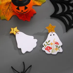 Detailansicht der Halloween-Geisterohrringe mit Blumenmustern und Glitzersternsteckern