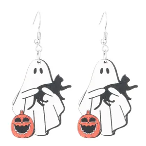 Halloween Ohrringe aus Holz mit Geist, Katze und Kürbis auf weißem Hintergrund