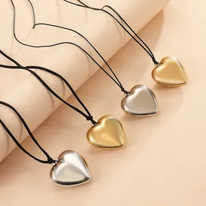 Minimalistische polierte Herzanhänger-Halsketten in Gold und Silber mit schwarzen Kordeln