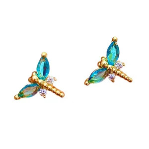 Detailaufnahme der goldenen Libellen-Ohrstecker mit blauen Zirkonia-Flügeln im Makro